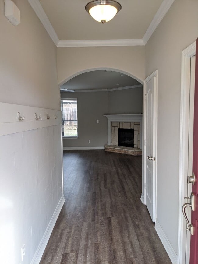 Building Photo - 5805 Thompson Pl