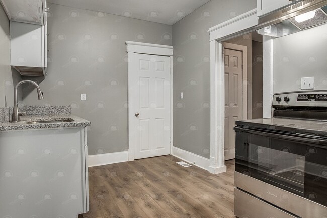 Building Photo - Charming 2 BR 2 BA House in Historic North...