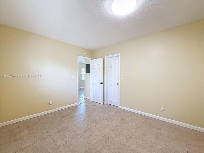 Building Photo - 260 NW 40th Ct