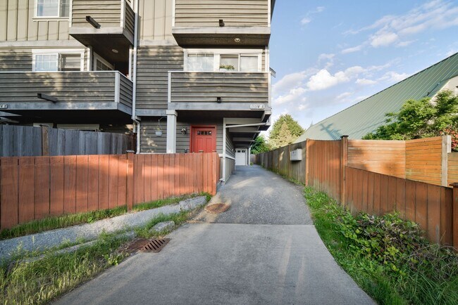 Building Photo - Nice 3 beds / 3.5 baths Townhouse in Green...