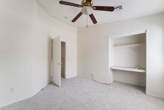 Building Photo - Spacious Henderson Townhome with Modern Up...