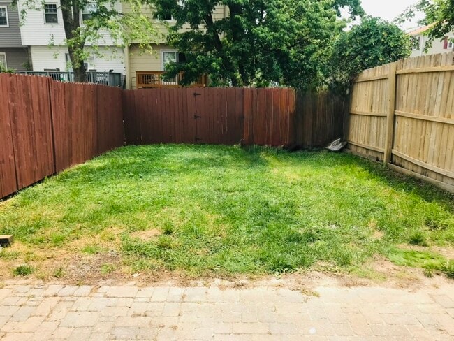 Building Photo - 320 Roanoke Dr SE