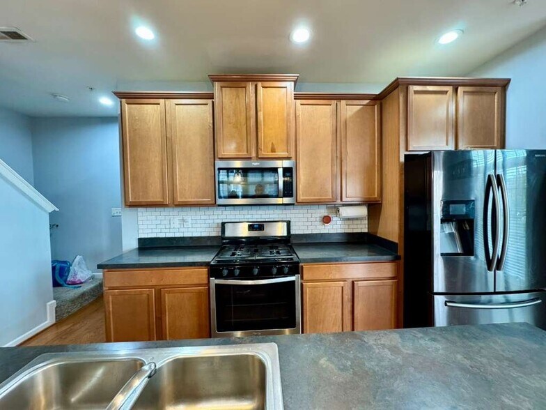 Building Photo - 3017 Meridian Cmns