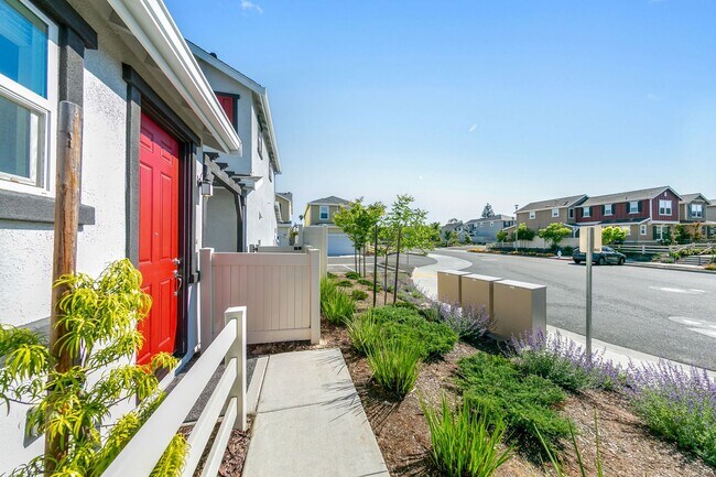 Building Photo - Citrus Heights AMAZING FLOOR-PLAN (Solar) ...