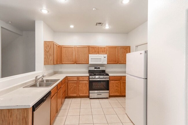 Building Photo - 4 Bed and 4 Bath Townhome In Gated North Las Vegas Community