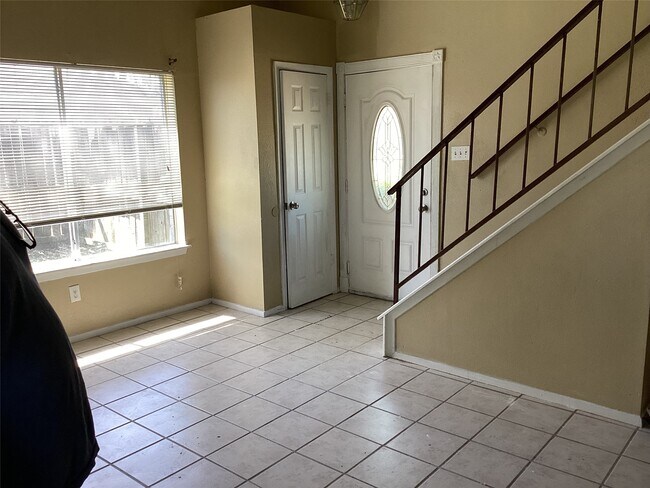 Building Photo - 15831 Bazelbriar Ln