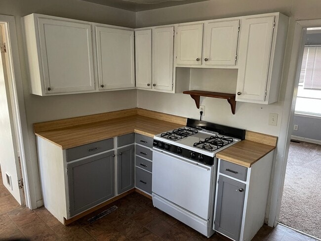 Building Photo - 704 N Almond St