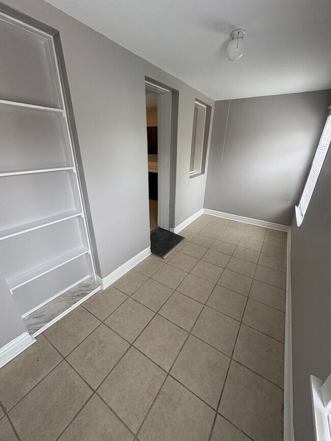 Building Photo - Christy 1