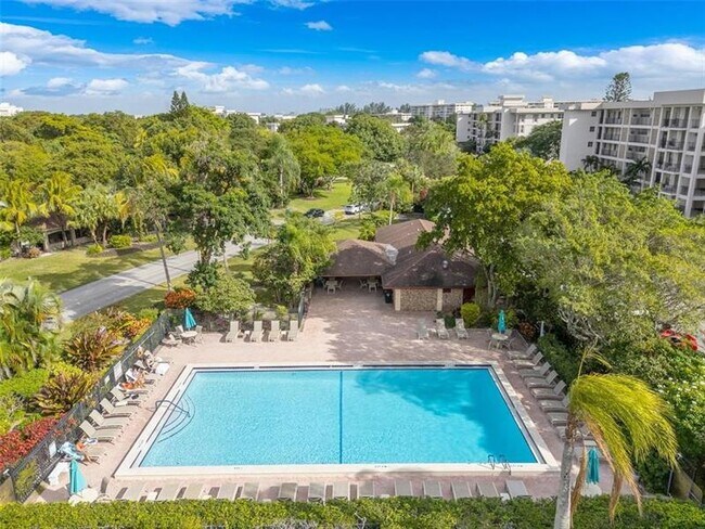 Building Photo - 3100 N Palm Aire Dr