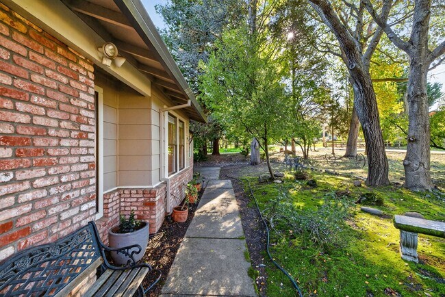 Building Photo - Charming 3-Bed / 2-Bath Retreat on Over an Acre in Sebastopol
