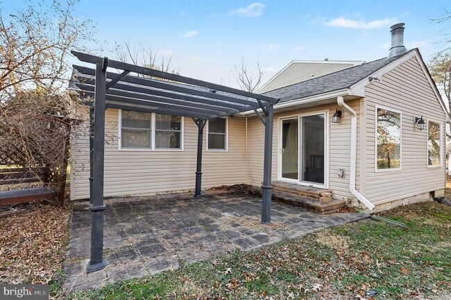 Building Photo - 906 Shelburne Rd