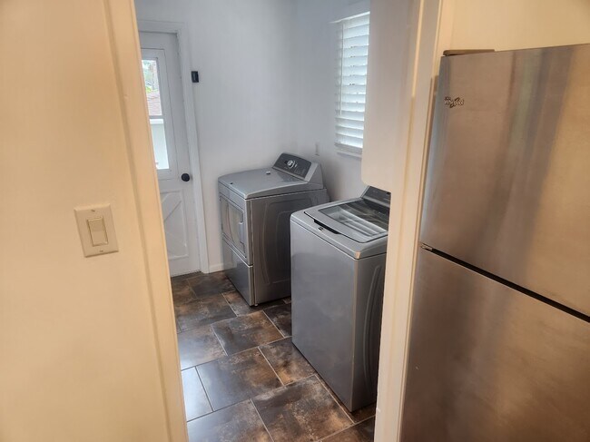 Building Photo - 522 Avalon Dr