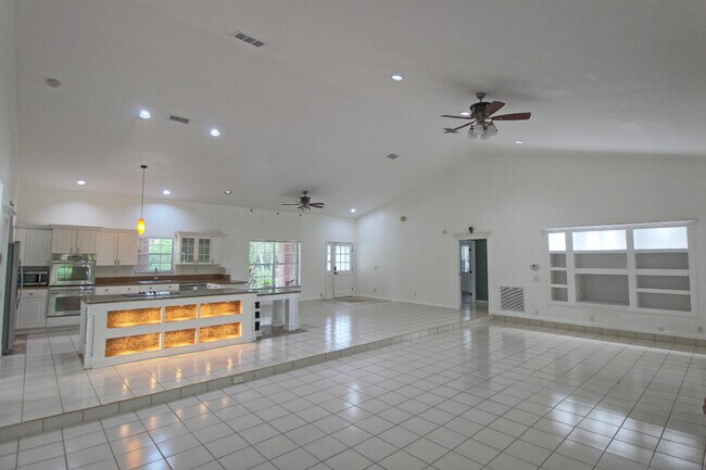 Building Photo - 10690 Barn Rd