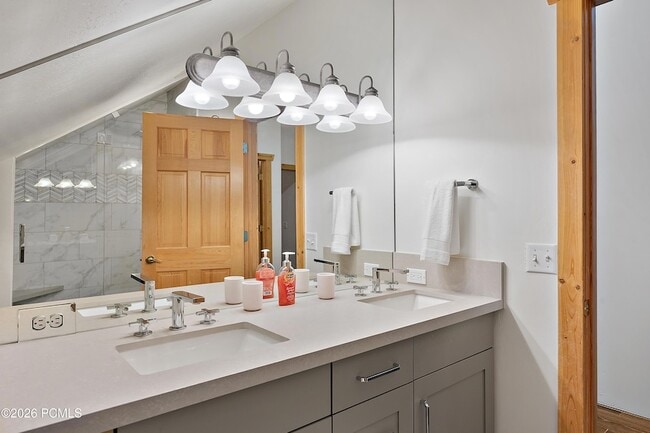 Building Photo - 948 S Foothill Dr