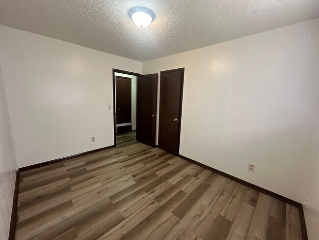 Building Photo - 3 bed 1.5 bath 1 car garage