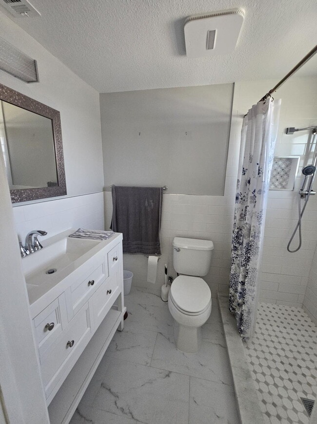 Building Photo - 2 bed, 2 bath waterfront retreat!