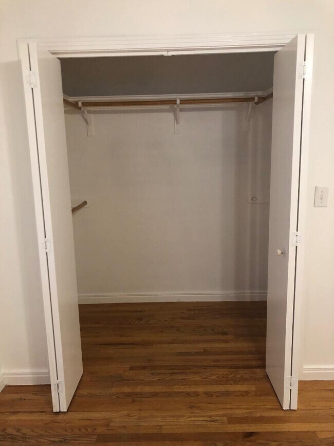 Building Photo - 1003 E 45th St