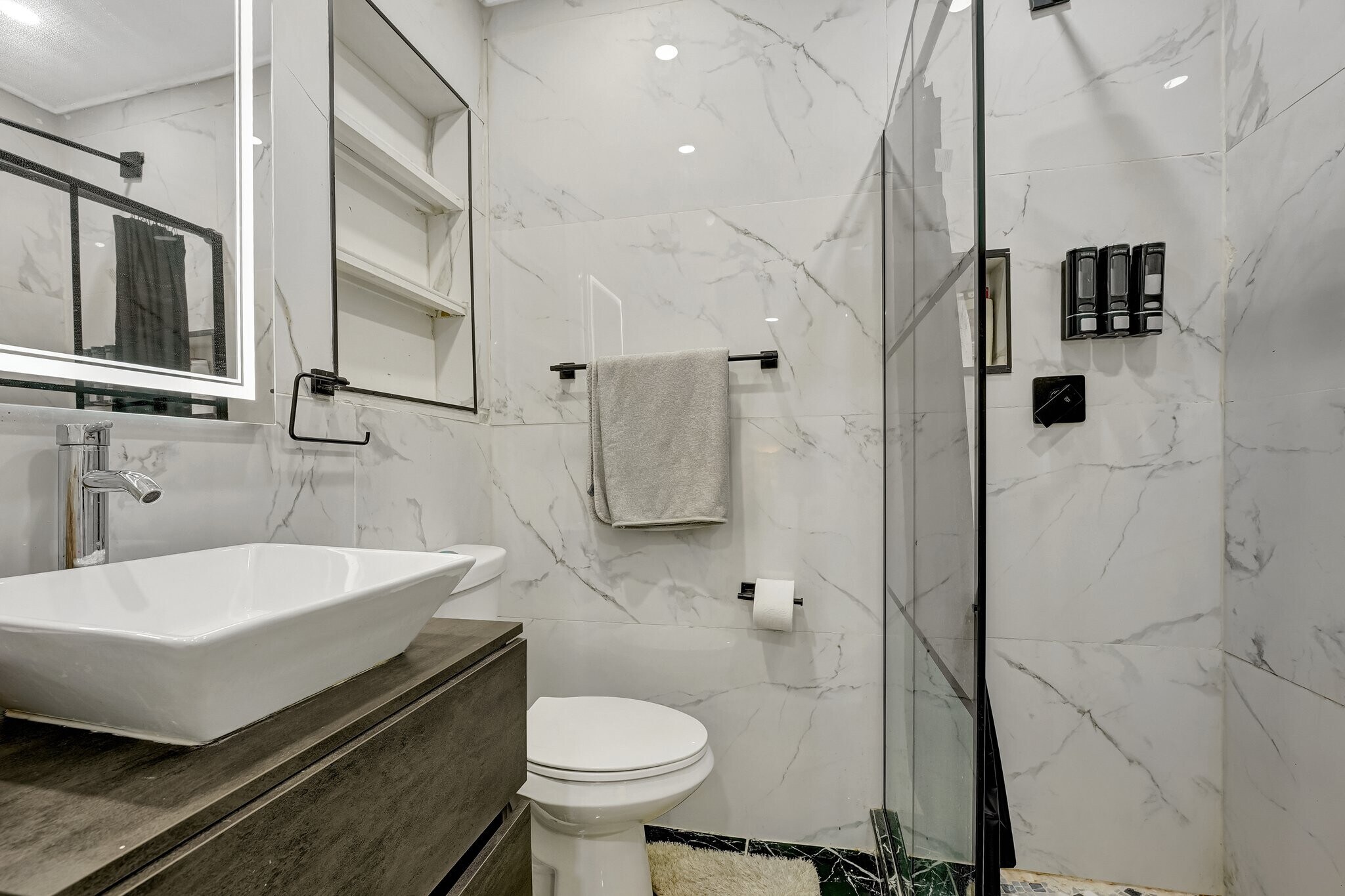 Building Photo - 18600 NE 7th Ct