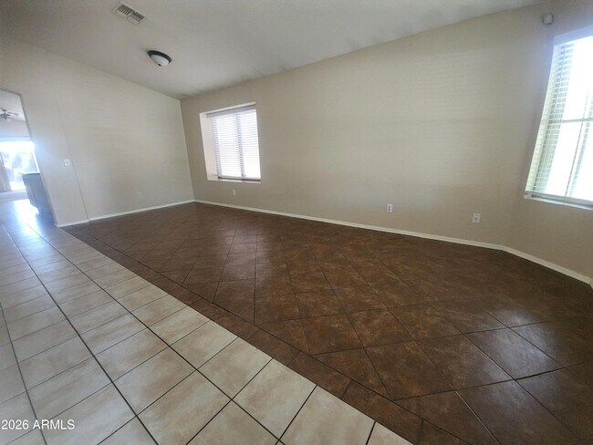 Building Photo - 5511 S 15th Way