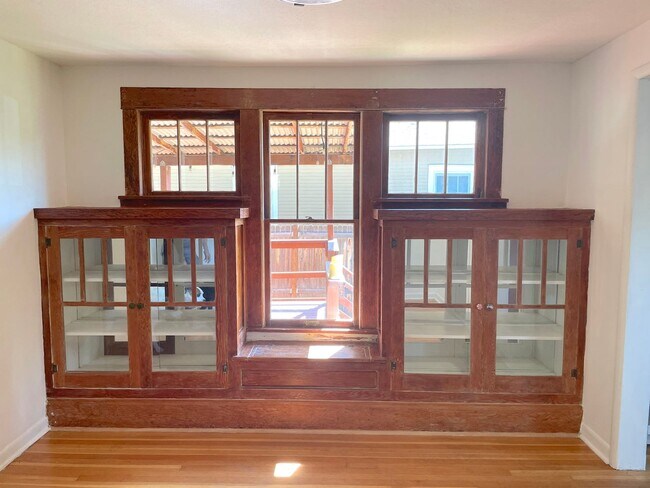 Building Photo - 2411 W Woodlawn Ave