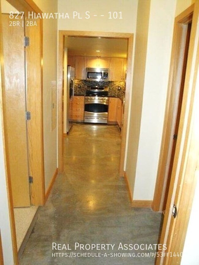 Building Photo - 827 Hiawatha Pl S