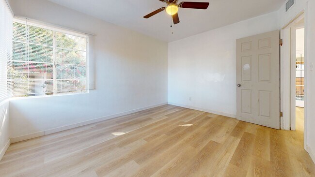 Building Photo - 5231 E Falls View Dr