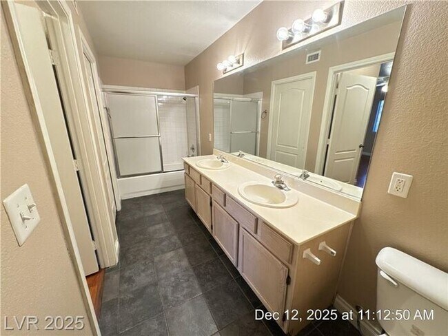 Building Photo - COZY 1ST FLOOR UNIT TUCKED AWAY IN THE OLD HENDERSON AREA!!