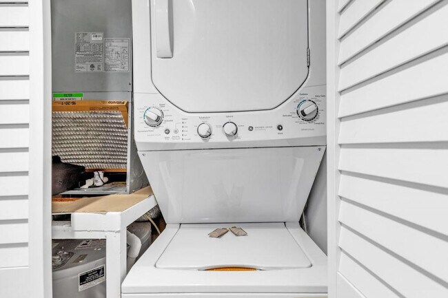 Building Photo - 3548 Alexandria Ave