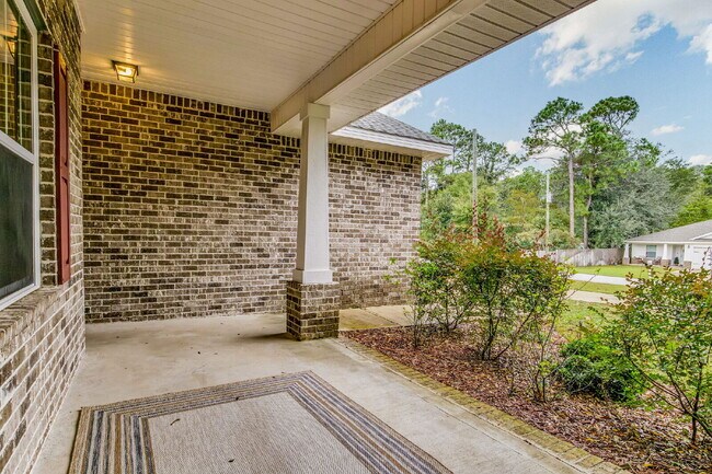 Building Photo - This beautifully maintained 3-bedroom, 2-bathroom residence offers the perfect blend of comfort, ...