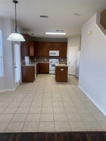 Building Photo - 2004 Golden Oak Dr