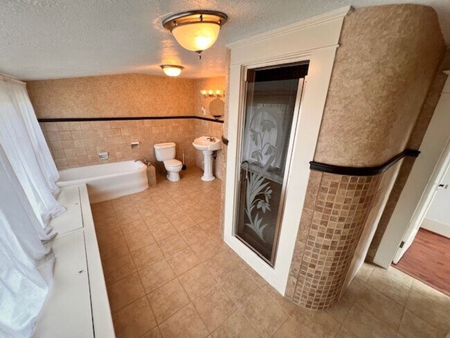 Building Photo - 1416