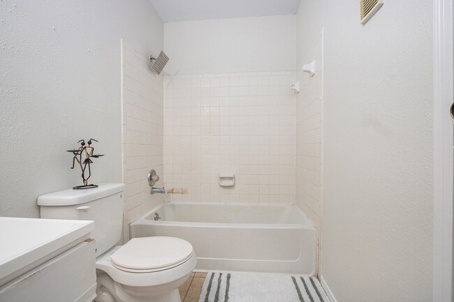 Building Photo - Excellent location under $1500!