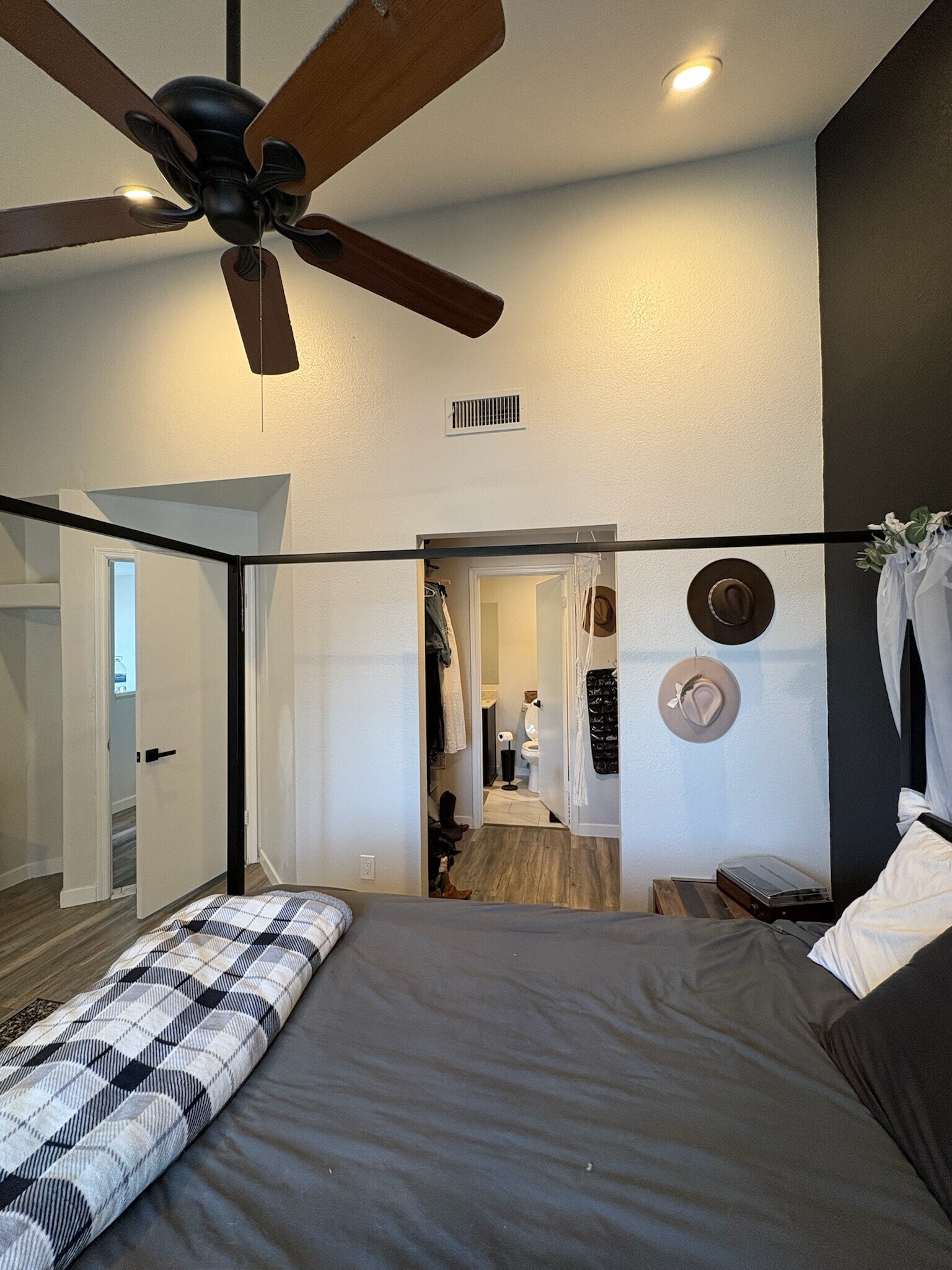 Master bedroom - 3315 E Kelton Ln