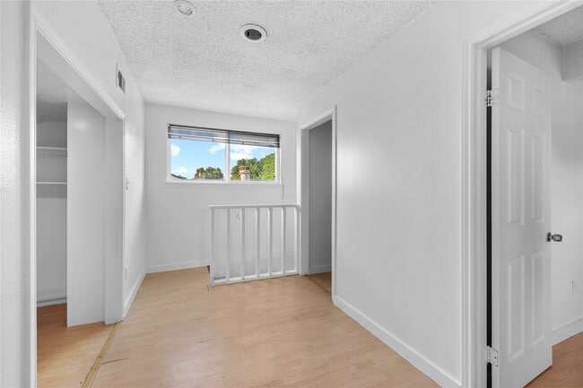 Building Photo - 6327 Lynkat Ln