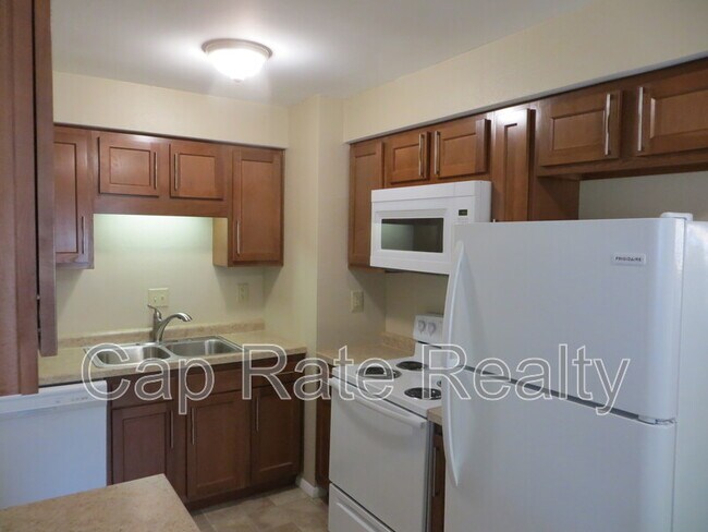 Building Photo - 469 S Waverly St