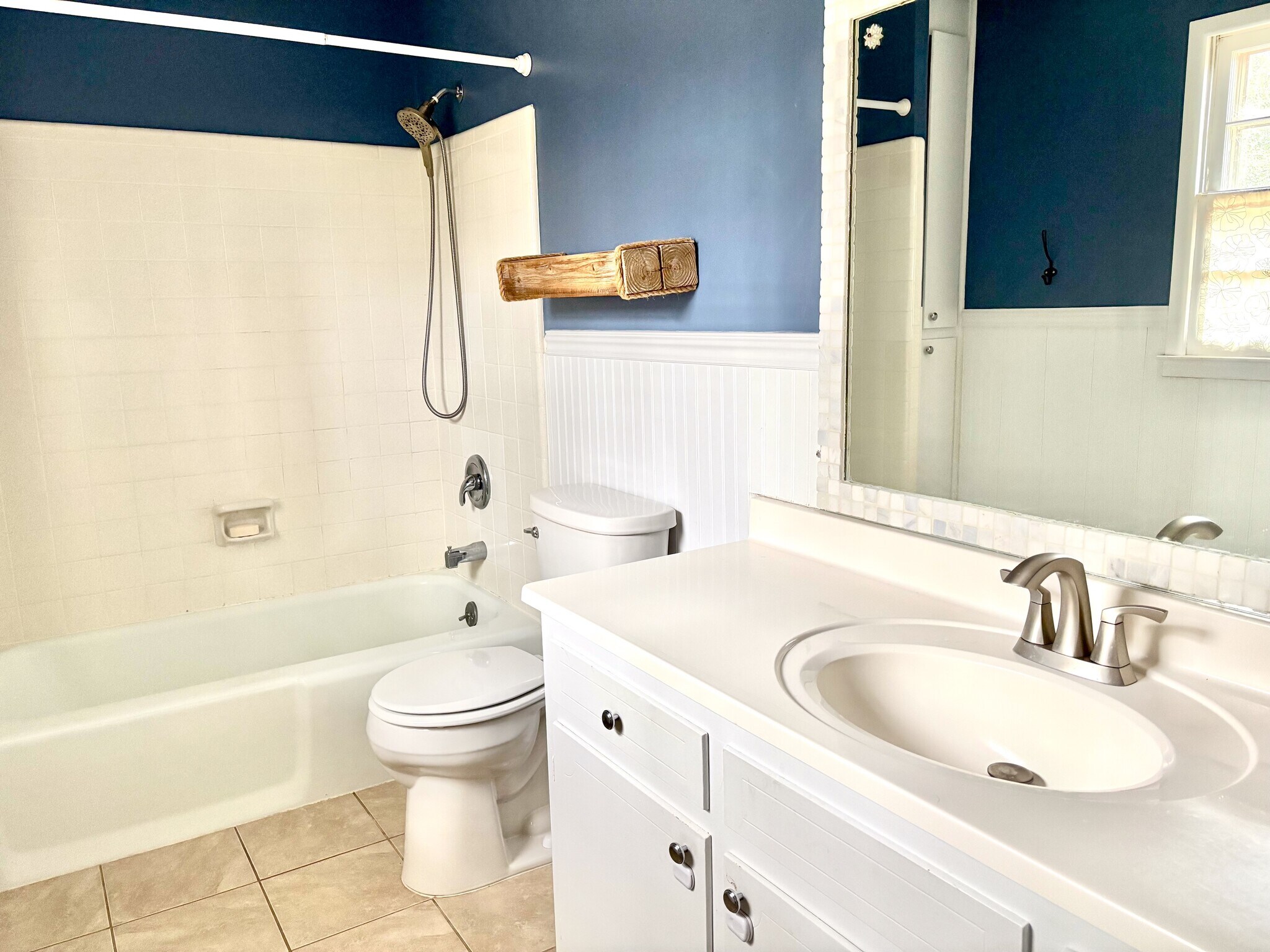 Building Photo - 703 Longview St