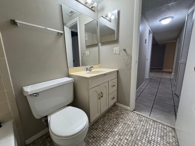 Building Photo - Contemporary 2/2 Condo Ground Level w/ Wheelchair Accessibility! 436/Curry Ford