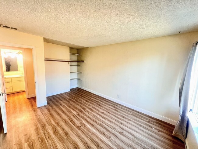 Building Photo - 2 Bedroom Condo for Rent