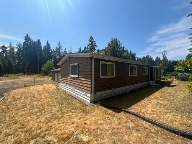 Building Photo - 1052 SE Deep Lake Rd
