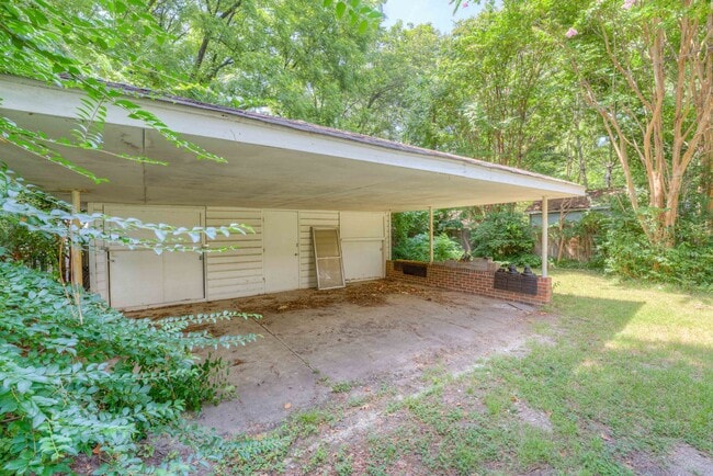 Building Photo - Charming 5BR/2.5BA Brick Bungalow in Vollintine-Evergreen