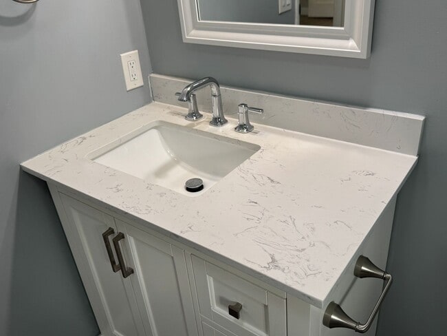 Building Photo - Beautiful 3 bedroom 2 bath Pool Home...  this one is a SHOW STOPPER