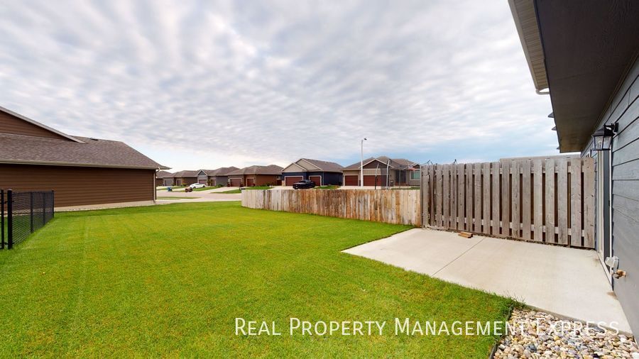 Building Photo - 3 Bedroom 1.5 Bathroom Townhome w/ Double Stall Attached Garage on the West side of Sioux Falls