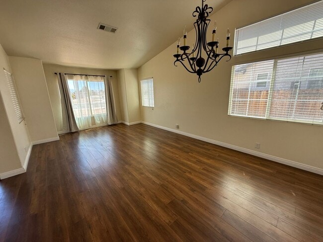 Building Photo - Beautiful Home In Apple Valley Vineyards-4...