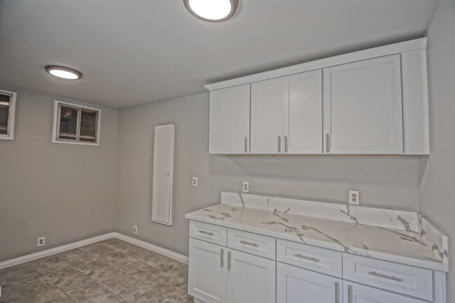 Building Photo - Incredibly Charming & Bright 3BR2BA Home w...