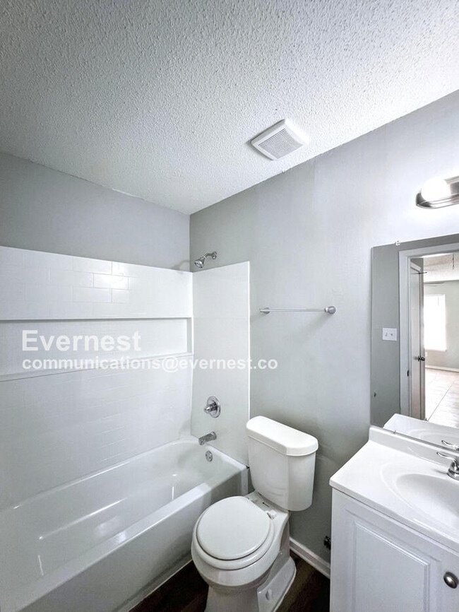 Building Photo - 3455 Castle Dr