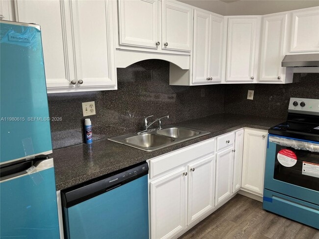 Building Photo - 9190 Fontainebleau Blvd