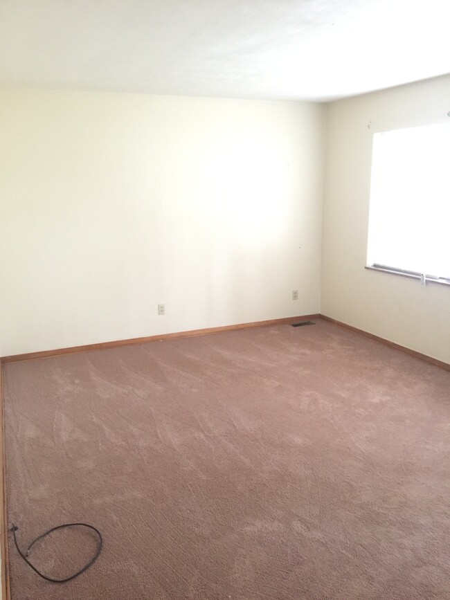 Building Photo - Newly updated No Pet 3 bedroom 2 bath bric...