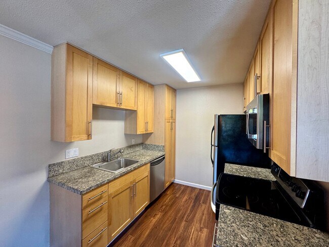 Building Photo - Nice Upper End Unit with Inside Laundry!  ...
