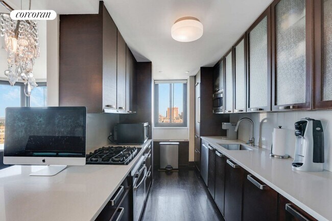 Building Photo - 40 E 94th St