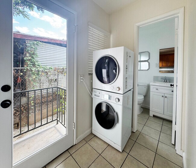 Building Photo - 5646 Aldama St